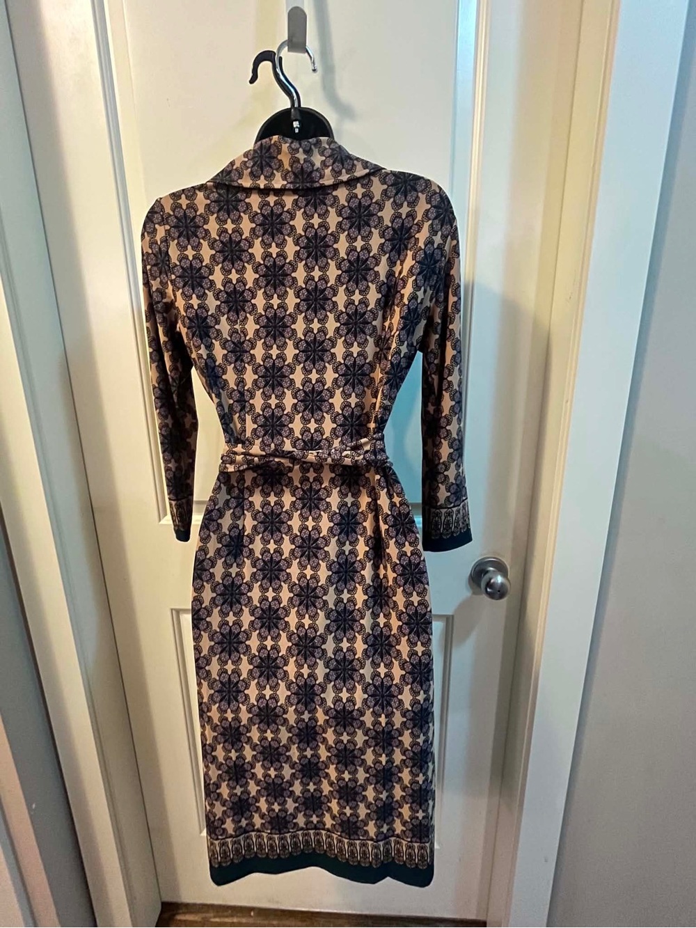 London Times Geometric Floral Medallion Wrap Dress Size 6 Long Sleeve Midi⁠ - Picture 5 of 8